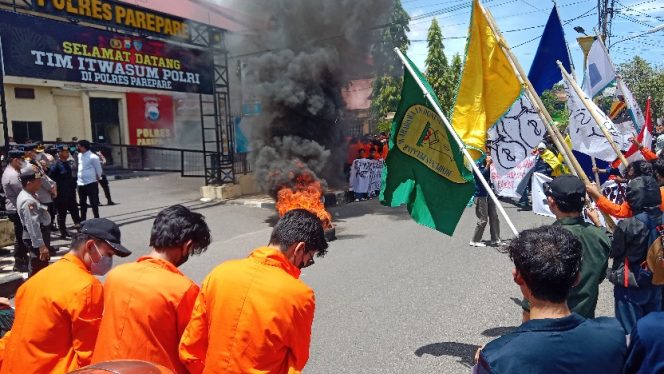 					Mahasiswa dan Organda Parepare Gelar Aksi Serentak di Depan Mapolres