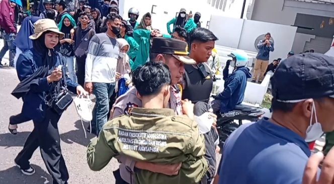 					Wakapolres Parepare Gendong Mahasiswa Pingsan di Tengah Aksi Demo