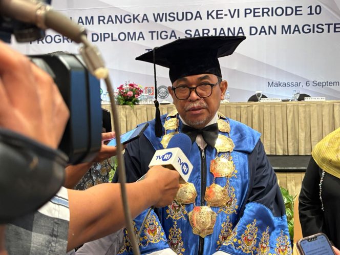 					Rektor Universitas Patria Artha (UPA) Makassar Bastian Lubis saat prosesi Wisuda ke VI Periode 10 Program Diploma III, Sarjana dan Magister di Hotel Claro Makassar (dok)