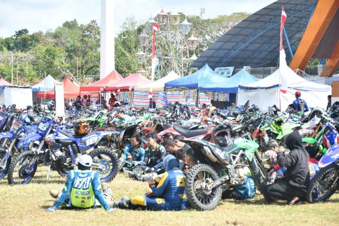 					Peserta Laber Bhayangkara 2025 Berkumpul di Lapangan Alun-alun Sinjai Bersatu. (Foto: Istimewa)