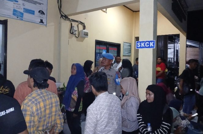 					Pemohon SKCK Antri hingga Malam di Polres Bulukumba. (Foto: Istimewa)
