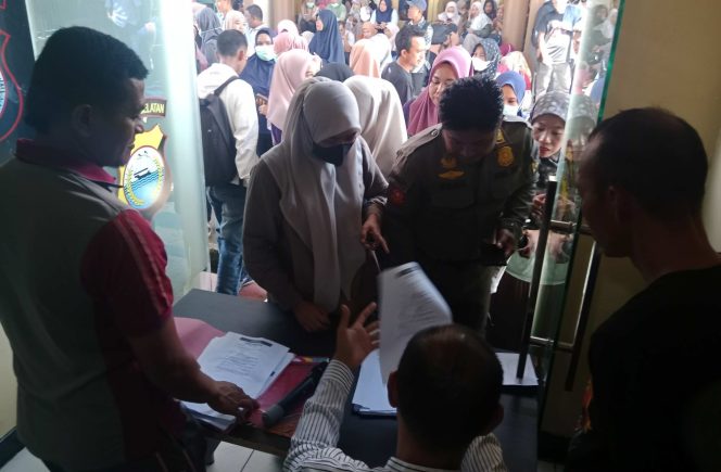 					Warga Padati Mapolres Sinjai Antri Urus SKCK. (Foto: Berita.News/ Syarif)