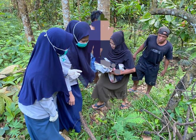 					Tenaga Kesehatan Bersama Warga Setempat Evakuasi Bayi yang Ditemukan. (Foto: Istimewa)