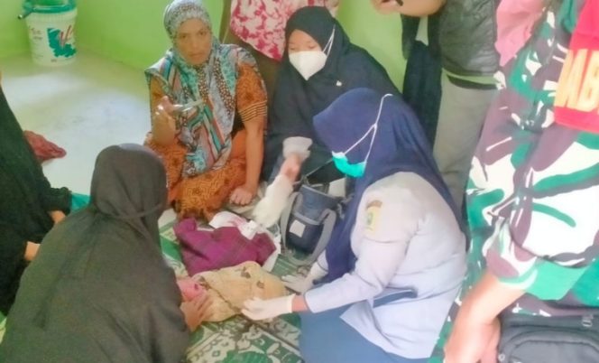 					Tenaga Kesehatan Bersama Warga Setempat Evakuasi Bayi yang Ditemukan ke Masjid. (Foto: Istimewa)