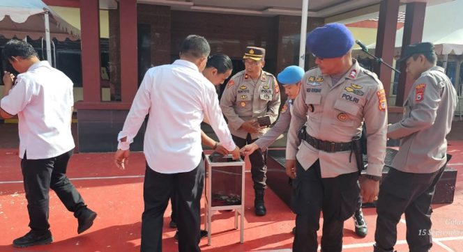 					Personel Polres Sinjai Melakukan Donasi Lewat Kotak Amal Usai Apel Pagi. (Foto: Istimewa)