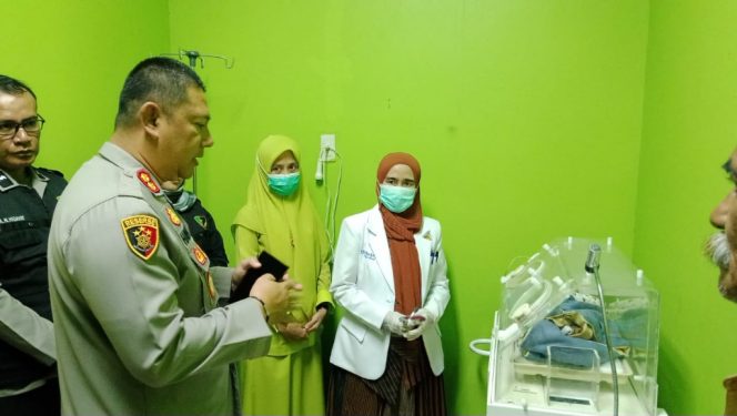 					Kapolres Sinjai, AKBP Harry Azhar Tinjai Kondisi Kesehatan Bayi di RSUD. (Foto: Istimewa)