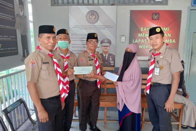 					Penyerhan Santunan kepada Istri Warga Binaan Lapas Bulukumba yang Meninggal Dunia. (Foto: Istimewa)