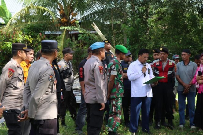 					Panitera PN Bulukumba Bacakan Penetapan Eksekusi di Lokasi Lahan Objek Perkara. (Foto: Istimewa)