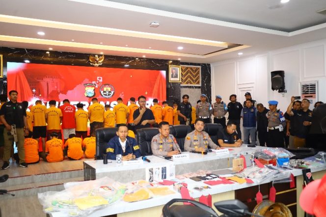 					Konferensi Pers Penetapan Tersangka di Aula Polrestabes Makassar. (Foto: Istimewa/ Humas)