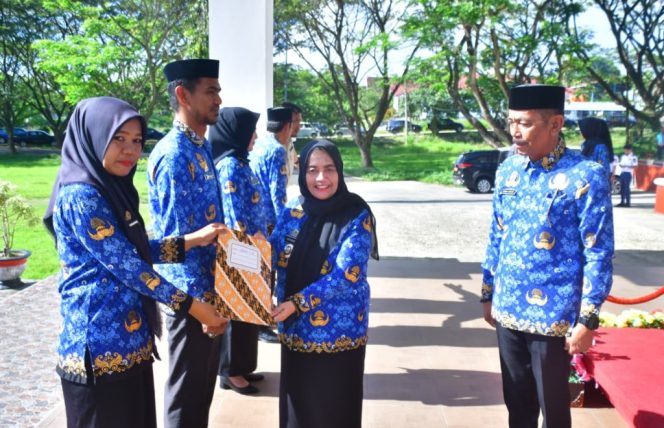 					Bupati Sinjai, Hj. Ratnawati Arif Serahkan SK Perpanjangan PPPK. (Foto: Istimewa)