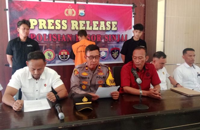 					Press Release Polres Sinjai Pengungkapan Orang Tua Bayi yang Ditemukan Warga. (Foto: Azhari)