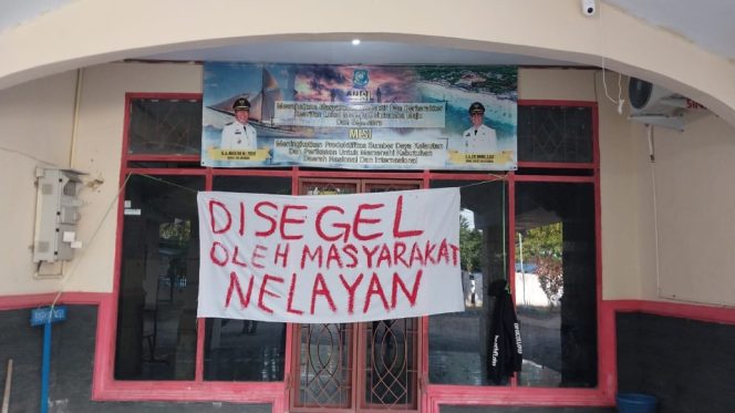 					Nelayan Bulukumba Segel Kantor Dinas Kelautan dan Perikanan. (Foto: Istimewa)