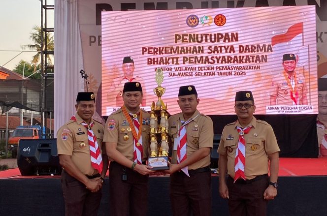 					Penyerahan Piala Juara Umum Perkemahan Satya Darma Bhakti Pemasyarakatan. (Foto: Istimewa)