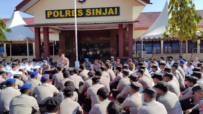 					Kapolres Sinjaiz AKBP Harry Azhar Duduk Dihadapan Para Personel Polres Sinjai Saat Apel Jam Pimpinan. (Foto: Istimewa