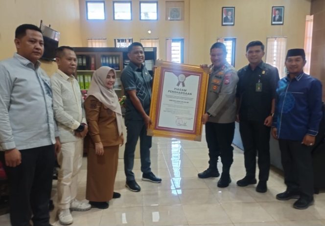 					Ketua DPRD Sinjai Andi Jusman Serahkan Piagam Penghargaan kepada Kapolres AKBP Harry Azhar. (Foto: Istimewa)