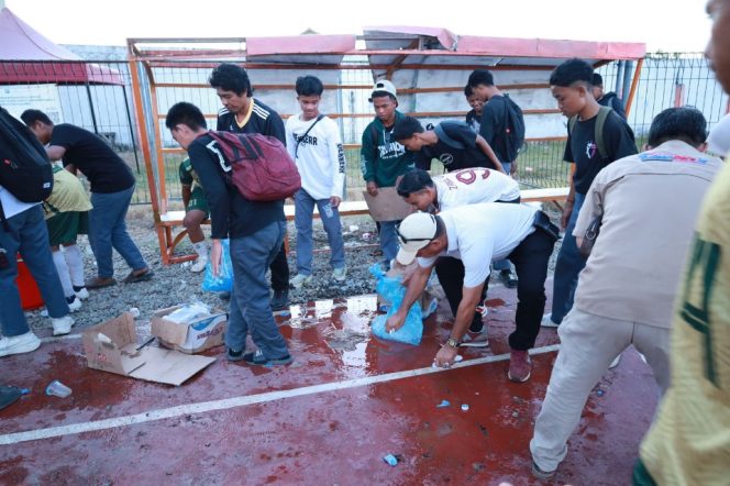 					Bupati Bulukumba Bersama Warga Memungut Sampah di Stadion Mini Usai Penutupan LPI Wilayah V Sulsel. (Foto: Istimewa)