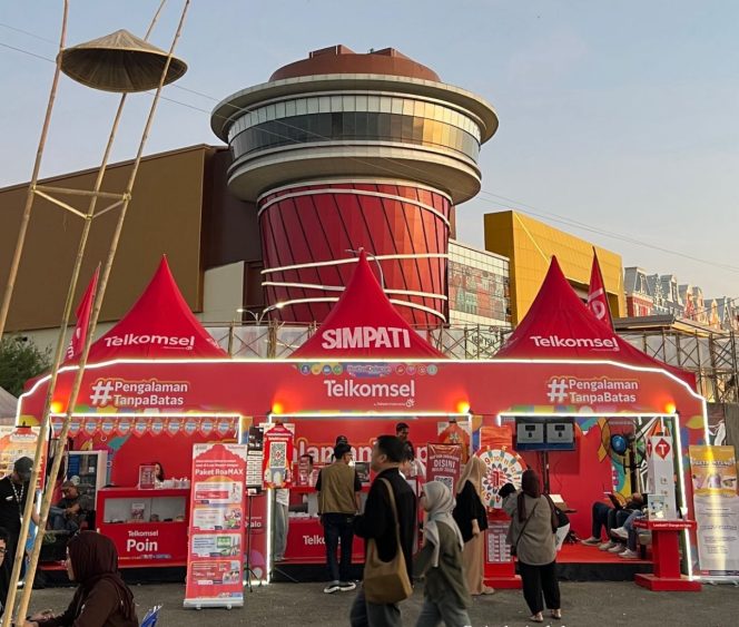 					Telkomsel Berbagi Program Menarik di Booth Sales Festival F8 Makassar