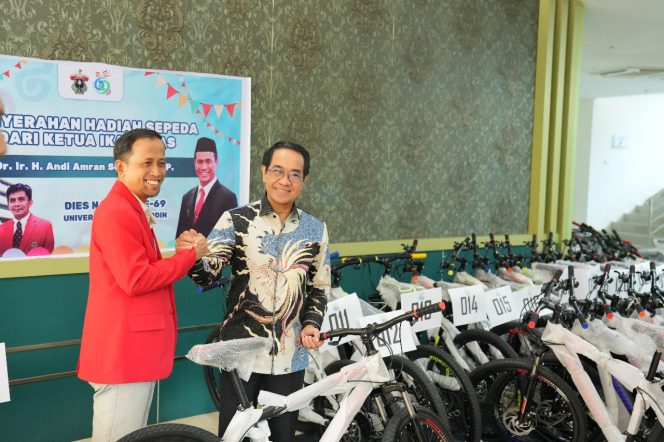 					Ketua IKA UNHAS Andi Amran Beri Hadiah 100 Sepeda ke Sivitas Akademika