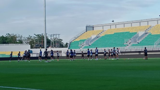 					Official Training PSIM Yogyakarta Di Stadion GBH Parepare. (Foto: Berita.News)