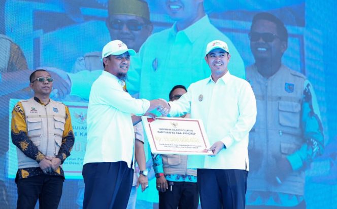 					Andi Sudirman Serahkan Bantuan Rp 15 M untuk Kabupaten Pangkep
