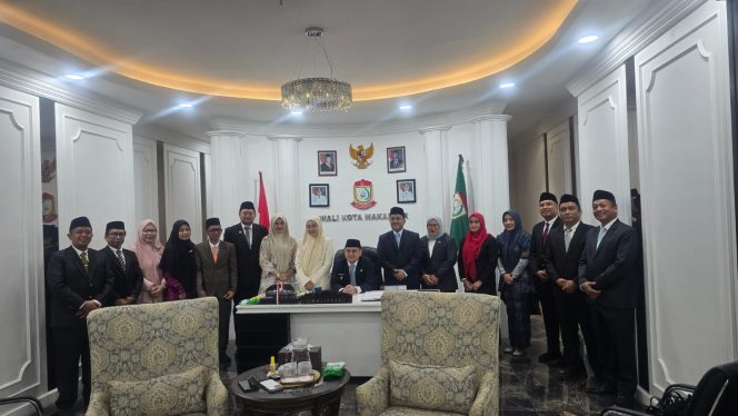 					Wali Kota Makassar Munafri Arifuddin bersama pejabat Eselon II Pemkot yang baru dilantik (dok)