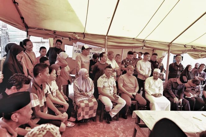 					Gubernur Andi Sudirman saat mendatangi lokasi kebakaran 8 Rumah di Jalan Baji Dakka Makassar pagi tadi (dok)