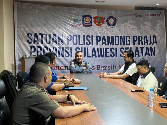 					Satpol PP dan DAMKAR Pemprov Sulsel saat fasilitasi kolaborasi kerjasama Dinas Pemadam Kebakaran Makassar - Maros dalam penanganan kebakaran lintas wilayah (dok)