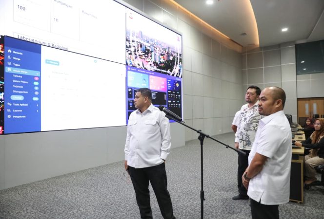 					Wali Kota Munafri saat meninjau ruangan Command Center Diskominfo Makassar di Lantai 7 Balaikota (dok)