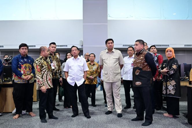 					Mendagri dan Menteri PKP saat menyambangi Dasbor Command Center Inovasi Dinas Kominfo Makassar (dok)