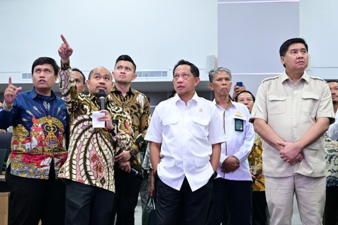 					Kadiskominfo Makassar Muhammad Roem saat menjelaskan ruangan Dasbor Command Center Makassar kepada Mendagri Tito Karnavian dan Menteri PKP Maruarar Sirait (dok)