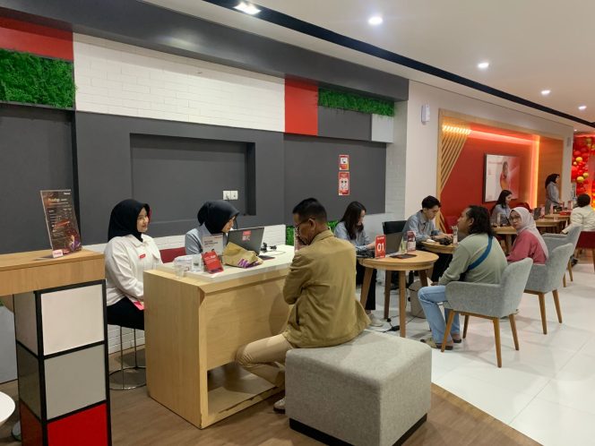 					Suasana Pelayanan Pelanggan di Grapari Makassar Jalan AP Pettarani (dok)
