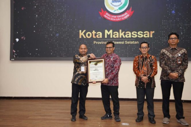 					Kepala Dinas Kominfo Makassar Muhammad Roem saat menerima Penghargaan 10 Pemda Terbaik dalam transformasi digital (dok)