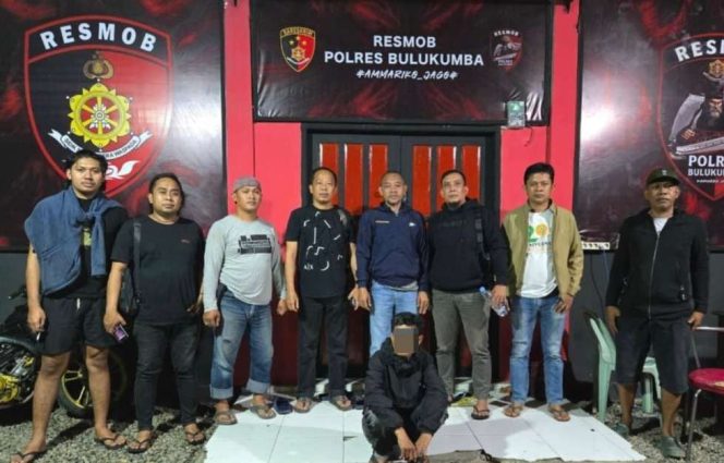					Terduga Pelaku Pencurian Saat Diamankan di Posko Resmob Polres Bulukumba. (Foto: Istimewa)