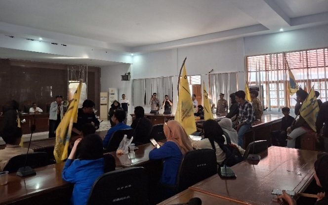 					Massa PMII Bulukumba Masuk di Gedung Paripurna dan Berorasi. (Foto: Berita.News/ Syarif)