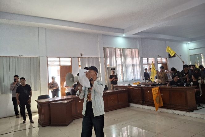 					Massa PMII Bulukumba Menduduki dan Orasi di Ruang Paripurna DPRD. (Foto: Berita.News/ Syarif)