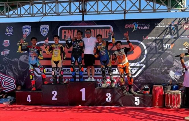 					Muallim Tampa Bersama Ridernya Diatas Podium Menerima Trhopy Juara Umum di Ajang SSCP 2025. (Foto: Istimewa)
