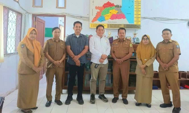 					Kepala Disnak dan Keswan Sinjai, H. Burhanuddin Didampingi Sekretarisnya Menerima Kunjungan Komisi II DPRD Soppeng. (Foto: Istimewa)