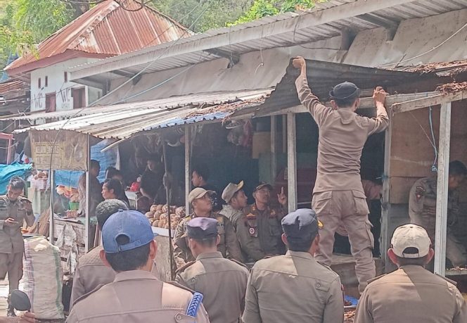 					Satpol PP dan Tim Gabungan Pemkab Sinjai Lakukan Penertiban Bangunan Liar di Pasar Sentral. (Foto: Istimewa)