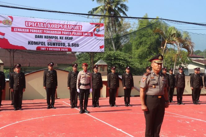 					Upacara Kenaikan Pangkat Kompol ke AKBP Kabag Ops Polres Sinjai. (Foto: Istimewa)