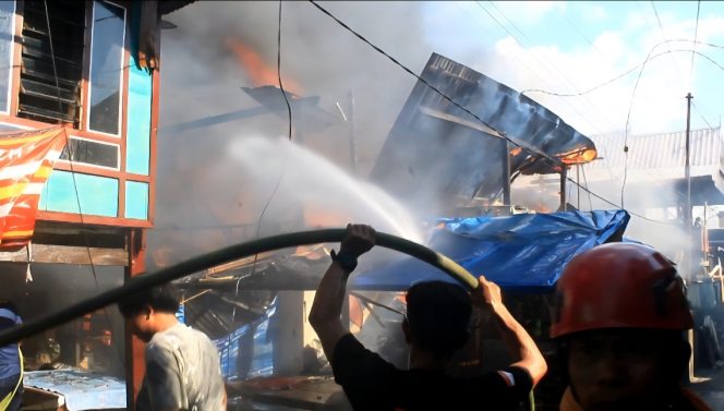 					Petugas Pemadam Kebakaran Parepare Bersama Warga Berjibaku Lakukan Pemadaman Api. (Foto: Berita.News/ Wahyu)