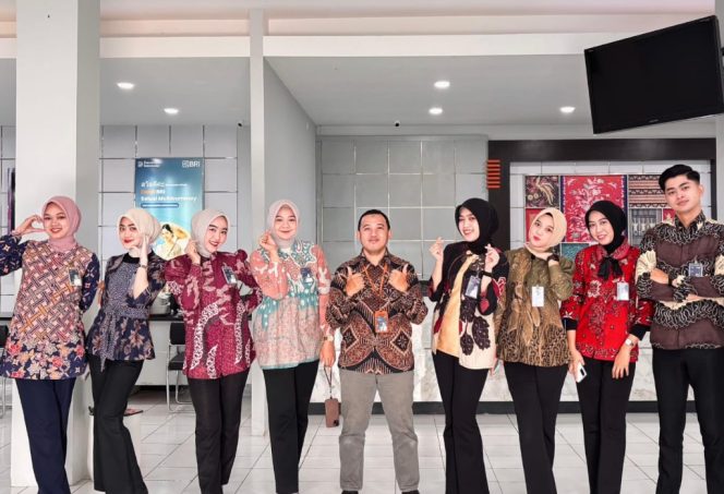 					Pegawai BRI Kompak Kenakan Batik Saat Pelayanan. (Foto: Istimewa)
