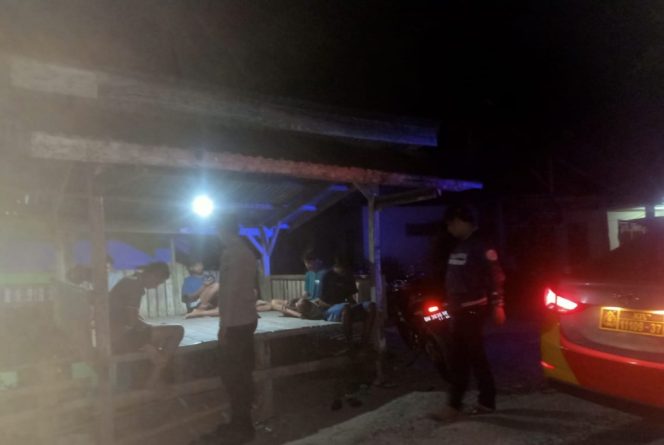 					Personel Polres Sinjai Patroli Malam Kunjungi Objek Vital dan Keramaian. (Foto: Istimewa/ Humas)