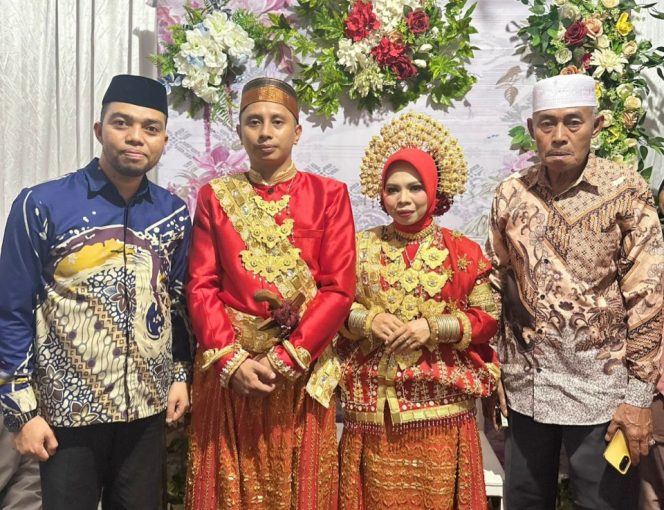 					Kedua Mempelai Rusli dan Warni Bersama Kepala Desa dan Imam Desa Bonto Tangnga. (Foto: Istimewa/ Netizen)