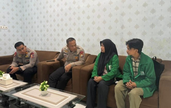 					Kabag Ops Sat Brimob Polda Sulsel, AKBP Nur Ichsan Menerima Dua Mahasiswa Magang UIN Alauddin Makassar. (Foto: Istimewa)