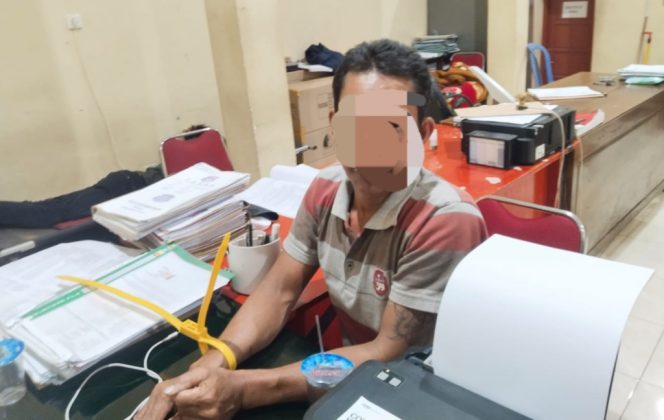 					Terduga Pelaku, S Saat Menjalani Pemeriksaan di Ruang Penyidik Unit PPA Polres Sinjai. (Foto: Istimewa)