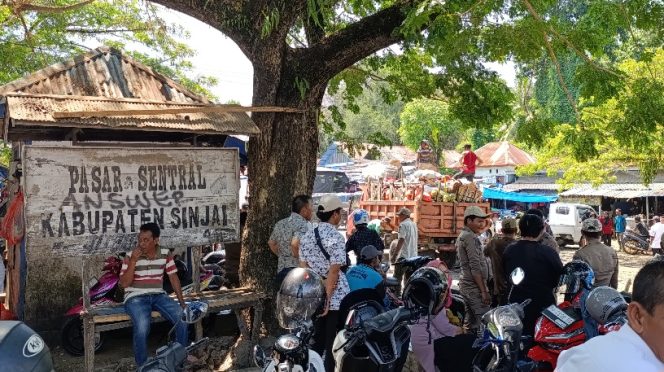 					Tim Gabungan Lakukan Penertiban dan Penataan Pedagang Pasar Sentral. (Foto: Istimewa)