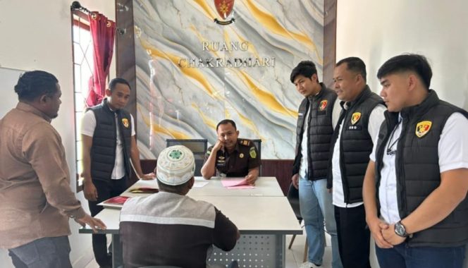 					Penyerahan tlTersangka dan Barang Bukti oleh Kanit III Tipidter ke Kejari Bener Meriah. (Foto: Istimewa)