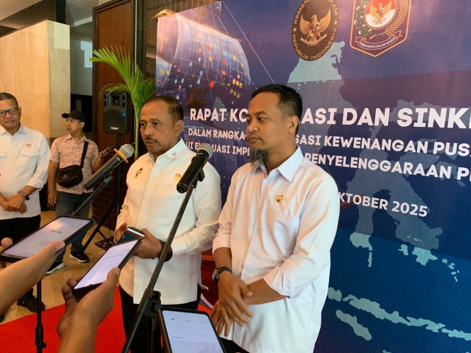 					Deputi Bidang koordinasi politik dalam negeri Kemenko Polkam Mayjen TNI Heri Wiranto bersama Gubernur Sulsel Andi Sudirman Sulaiman saat wawancara bersama awak media di Makassar (dok)