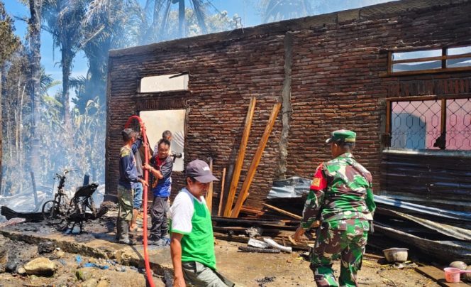 					Personel Damkar Sinjai, Bhabinsa dan Masyarakat Setempat Berjibaku Padamkan Api. (Foto: Istimewa)
