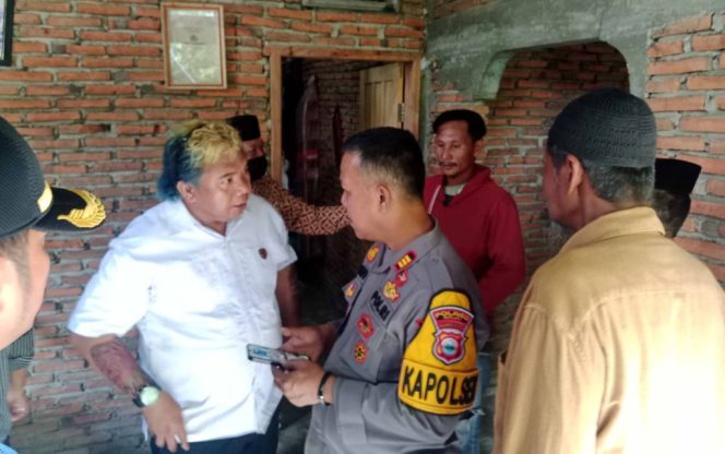 					Kapolsek Sinjai Utara Bersama Lurah Biringere Mendatangi Rumah Lokasi Mayat Ditemukan. (Foto: Berita.News)